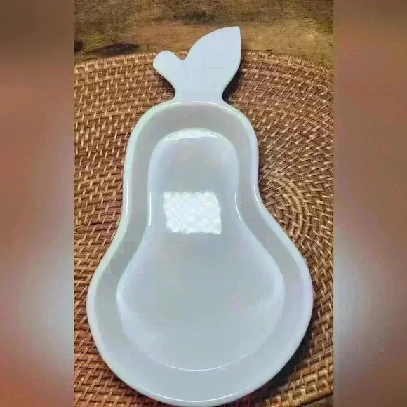 Chantal Pear shaped White Glazed 1 Qt. Bakeware dish 2003 - Picture 1 of 9
